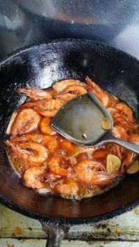 8、餐桌必备——油焖大虾,8.焖烧至收汁(大约3分钟)