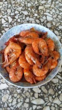 9、餐桌必备——油焖大虾,9.加少许盐即可出锅。