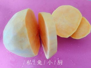 3、芒果红薯千层蛋糕（低卡低脂版）～,红薯洗净，用削皮器去皮，切成块。