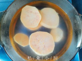 4、芒果红薯千层蛋糕（低卡低脂版）～,放入锅中，加水，让水能完全覆盖住红薯。