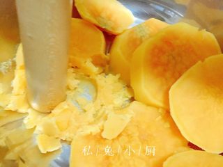 7、芒果红薯千层蛋糕（低卡低脂版）～,将红薯拿出来，放盆里，用擀面杖低端进行按压。