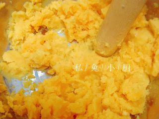 8、芒果红薯千层蛋糕（低卡低脂版）～,全部压成红薯泥。如图。