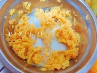 9、芒果红薯千层蛋糕（低卡低脂版）～,在红薯泥中倒入脱脂奶。