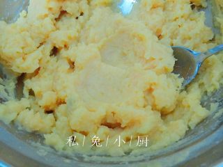 10、芒果红薯千层蛋糕（低卡低脂版）～,搅拌均匀，成不稀不干的红薯泥。这样红薯泥就准备好啦。放旁边冷却备用。