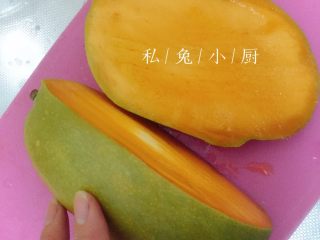 12、芒果红薯千层蛋糕（低卡低脂版）～,预测芒果核的位置，沿核的边将芒果切开。