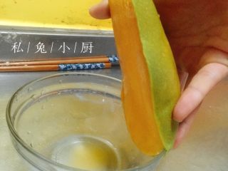 13、芒果红薯千层蛋糕（低卡低脂版）～,准备一只碗，将芒果皮和芒果肉的低端用碗边进行分离。