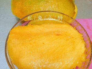 15、芒果红薯千层蛋糕（低卡低脂版）～,这样就得到了一大块芒果。整齐易操作。