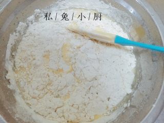 25、芒果红薯千层蛋糕（低卡低脂版）～,将面粉和液体搅拌均匀。