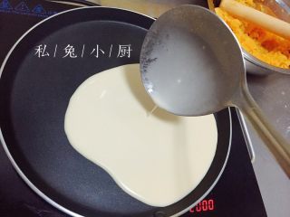30、芒果红薯千层蛋糕（低卡低脂版）～,待锅热后，盛一勺面糊放在锅中，晃动煎锅让面糊均匀的的铺在锅中。
