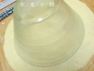 33、芒果红薯千层蛋糕（低卡低脂版）～,在饼皮上倒扣一个大碗。