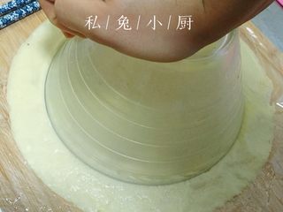 34、芒果红薯千层蛋糕（低卡低脂版）～,用力按压碗底，边按边轻轻转动碗。