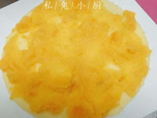 39、芒果红薯千层蛋糕（低卡低脂版）～,把一张饼皮放在盘子上，抹上一层红薯泥。