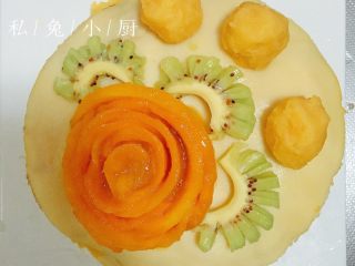 42、芒果红薯千层蛋糕（低卡低脂版）～,当当，完工。拿出猕猴桃、剩余的红薯泥、芒果花对千层进行装饰吧。