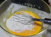 1、无水戚风蛋糕,低粉加入，调匀备用