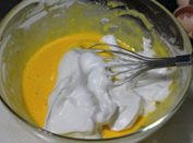 2、无水戚风蛋糕,蛋白加柠檬汁及糖打发到弯钩状态，取1/3蛋白混合蛋黄糊，拌匀