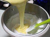 3、无水戚风蛋糕,倒回蛋白糊，翻拌均匀