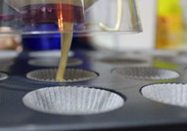 4、无水戚风蛋糕,装入放了纸托的连模中，8-10分满