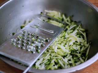 2、记忆中的角瓜鸡蛋饼,取一个大一点的盆子，把清洗干净的角瓜，用厨房工具擦成丝的状态，如果没有这种工具，可以用刀切成丝是一样的哈；