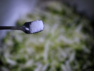 3、记忆中的角瓜鸡蛋饼,在擦好丝的角瓜里，加入适量的盐，腌制20分钟左右，记得不要把盐放的太多哟，因为一会腌制的角瓜丝的水不用倒掉的，会加在面粉里面一起烙饼用的哟；