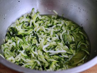 4、记忆中的角瓜鸡蛋饼,看见角瓜丝腌制到这个程度就差不多可以了；