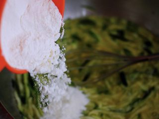 6、记忆中的角瓜鸡蛋饼,在搅拌均匀的角瓜丝盆里，加入适量的面粉，记住面粉要一点点的加入，喜欢吃软一点的角瓜饼，就把面糊和的稀一点，喜欢吃硬一点角瓜饼的亲们，就多放点面粉哟；