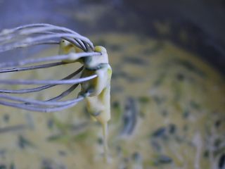 7、记忆中的角瓜鸡蛋饼,把加入在角瓜盆里的面粉用手动打蛋器慢慢搅拌至盆里无面粉的颗粒状态，用手动打蛋器提一下打好的面糊呈流动状态就可以开始烙角瓜饼咯；