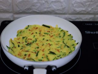 10、记忆中的角瓜鸡蛋饼,把角瓜饼煎至两面金黄色就可以了关火了；