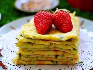 11、记忆中的角瓜鸡蛋饼,香糯可口又营养丰富的角瓜饼出锅了，配上蘸料就可以大快朵颐了；