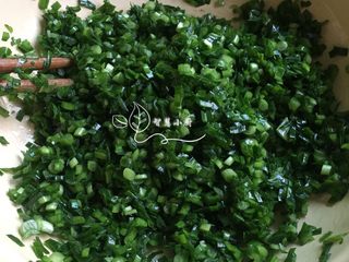 1、韭菜盒子,韭菜清洗干净，控干水分切碎，倒点食用油拌匀