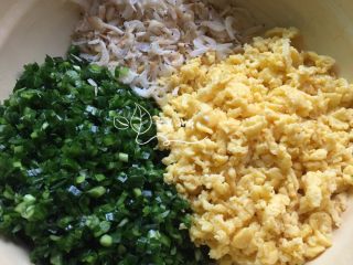 3、韭菜盒子,将炒好的鸡蛋和韭菜、虾皮混合一起，倒点香油，放点盐拌匀（盐最好在包的时候放，放早了韭菜容易出水）