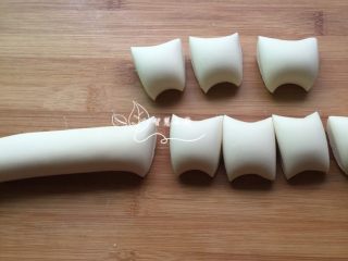 5、韭菜盒子,把面团搓成长条，再分成小块面团