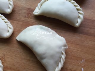 7、韭菜盒子,对折面片捏成花边形状