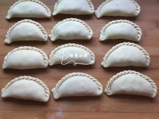 8、韭菜盒子,包好所有的韭菜盒子