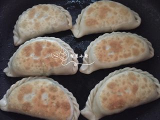 9、韭菜盒子,平底锅放油烧热，然后放入韭菜盒子煎至两面金黄即可。