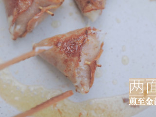 3、春の饭团的2+1种有爱做法「厨娘物语」,锅内热油，放入饭团煎至两面金黄夹出。