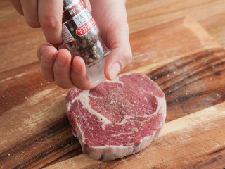 2、橄榄油煎牛排,每面各放一撮海盐和一撮黑胡椒调味