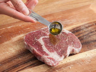 3、橄榄油煎牛排,牛排两面均匀涂抹上橄榄油