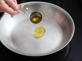 4、橄榄油煎牛排,锅内放入橄榄油