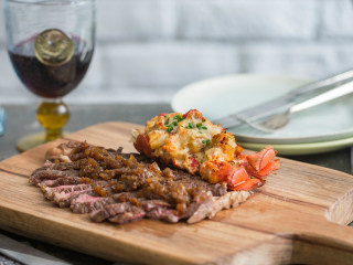 7、橄榄油煎牛排,牛排斜切片装盘，撒上海盐调味即可