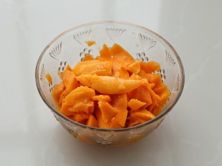 3、芒果布丁,取出果肉，留出大概100克的芒果丁另作他用