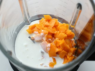 4、芒果布丁,剩下的芒果肉连同淡奶油一起放入破壁机中