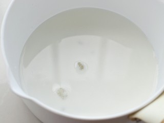 6、芒果布丁,奶锅中倒入牛奶和细砂糖，小火加热至糖融化