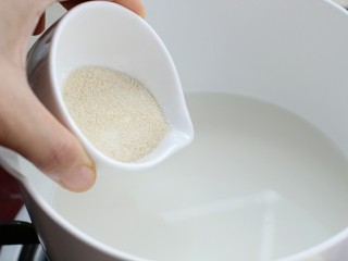 7、芒果布丁,再放入吉利丁粉一边加热一边搅拌