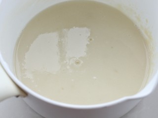 8、芒果布丁,使吉利丁粉完全和牛奶融为一体，离火冷却