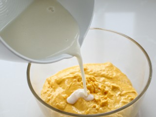 9、芒果布丁,将冷却好的牛奶倒入芒果泥中