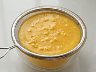 11、芒果布丁,过一遍筛使芒果牛奶更细腻