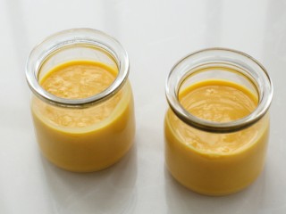 12、芒果布丁,倒入布丁瓶中，放进冰箱冷藏室两个小时左右