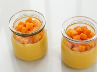 13、芒果布丁,待布丁凝固后取出，上面放上切好的芒果丁就可以了