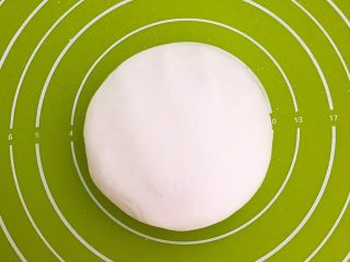 3、红糖蓝莓小圆子,揉成光滑的面团，饧面20分钟