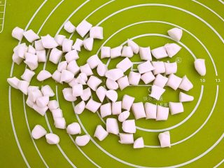 5、红糖蓝莓小圆子,再把面条切成8㎜长的小段